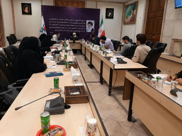 معلم باید یک کنشگر اجتماعی و یک مصلح و هدایتگر در اجتماع باشد که می تواند نقش آفرینی تاریخی داشته باشد. 3